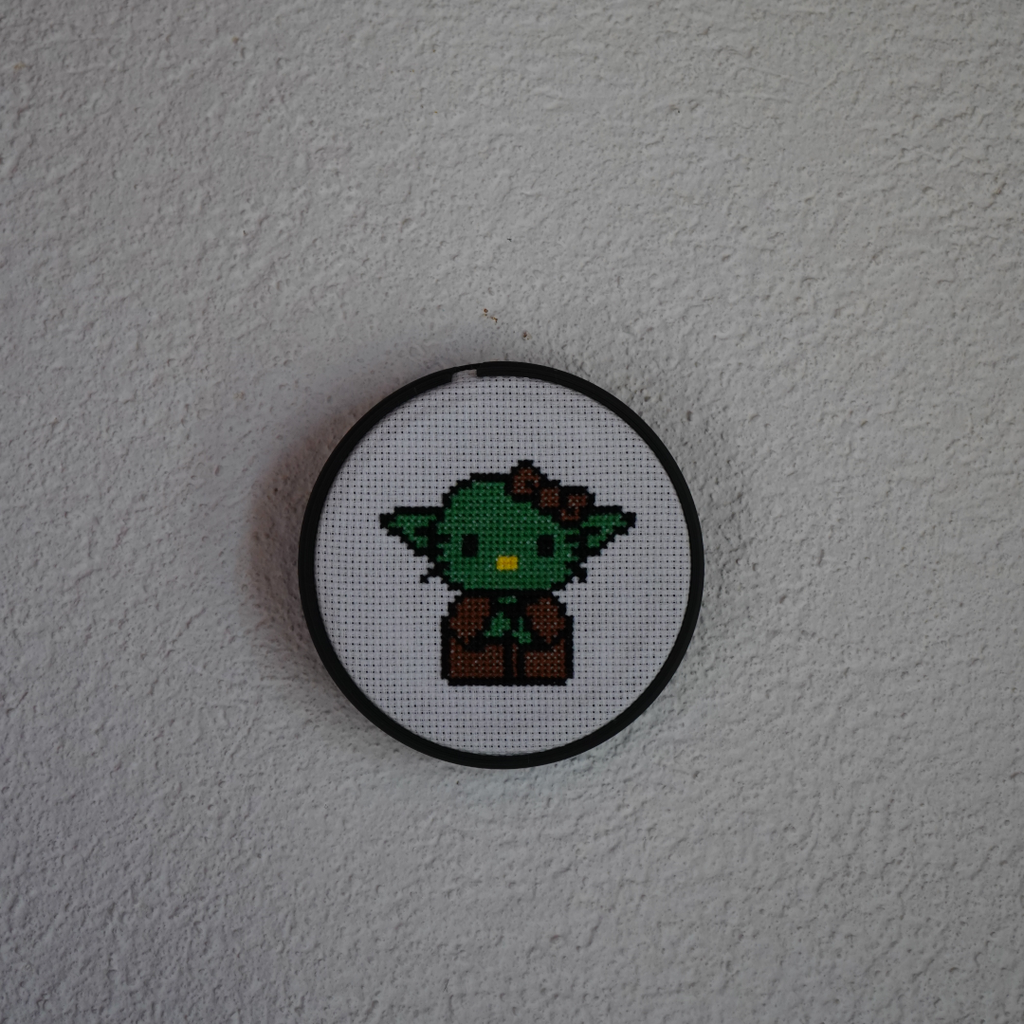 Chat blanc en petit vert à grandes oreilles_Broderie 10cm