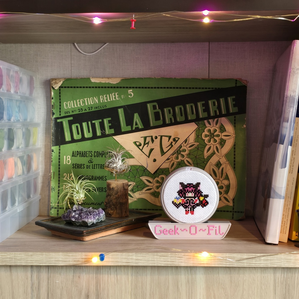 La fille à moitié chat_Broderie 8cm