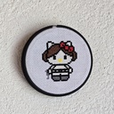 Chat blanc en princesse aux chignons_Broderie 10cm